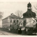 Škola (čp. 54) s kaplí sv. Jana Nepomuckého na začátku 20. století.