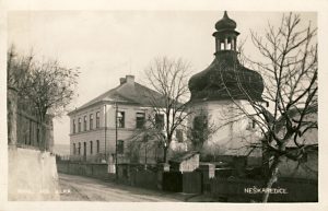 Škola (čp. 54) s kaplí sv. Jana Nepomuckého na začátku 20. století.