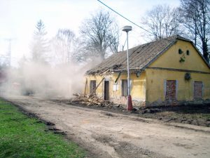 Dům čp. 56 v průběhu demoličních prací (4. 2. 2017)