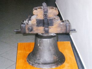 Zvon z kaple sv. Jana Nepomuckého v Neškaredicích